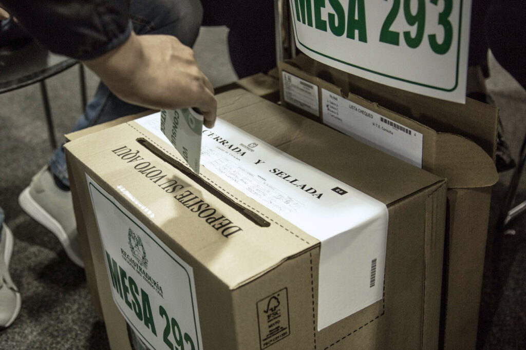 Más de un millón de colombianos en el exterior podrán votar en el 2026 ...