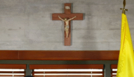 «Quitar la Cruz de los juzgados no hace al Estado más laico, sino más vacío moralmente”: Senador Mauricio Giraldo