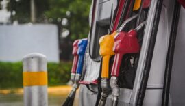 Ministro de Minas y Energía firma resolución que hace efectiva la rebaja del precio de la gasolina en Colombia