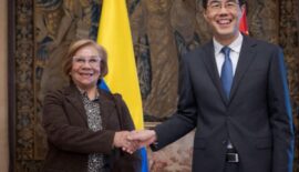 Colombia y China suscriben convenio para impulsar energías limpias en el país andino