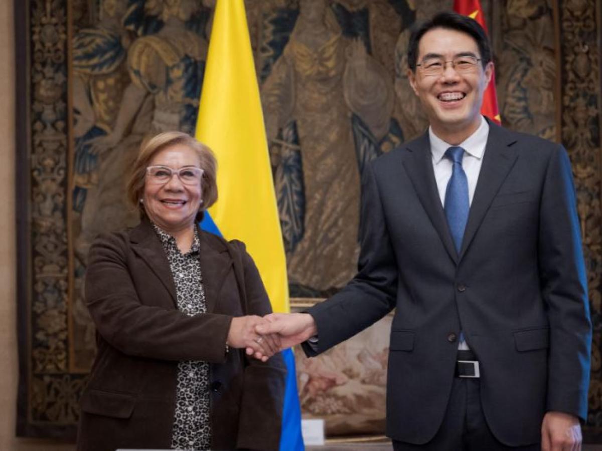 Colombia y China suscriben convenio para impulsar energías limpias en el país andino