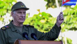 Cubanos participan en movilización nacional de firmas para rechazar presiones de Estados Unidos