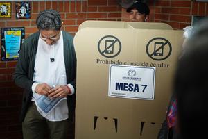 Iván Cepeda ejerció su derecho al voto y llamó a una participación masiva en las elecciones presidenciales