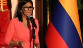 Presidenta encargada de Venezuela supervisa entrega alimentos en región más afectada por sismos