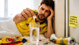 En época de fútbol evítese dolores de cabeza. Recomendaciones para enfrentar la resaca
