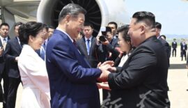 Xi recibe gran bienvenida a su llegada a Pyongyang para realizar visita de Estado a RPDC